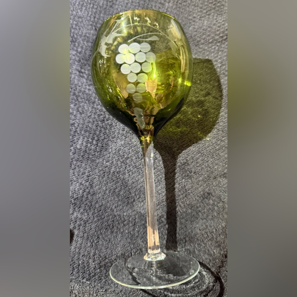 1 Elements Green, etched w/ grapes and vines, wine glass. 16oz